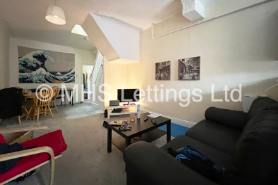 Thumbnail photo of 3 Bedroom Flat in 172a Woodhouse Lane, Leeds, LS2 9HB