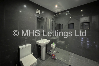 Thumbnail photo of 7 Bedroom Mid Terraced House in 16 Chestnut Avenue, Leeds, LS6 1BA