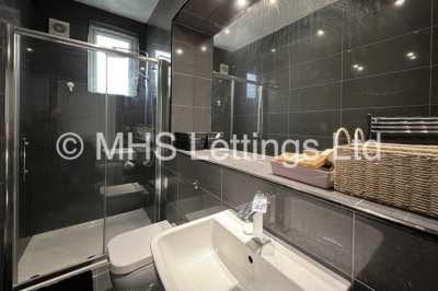 Thumbnail photo of 7 Bedroom Mid Terraced House in 16 Chestnut Avenue, Leeds, LS6 1BA