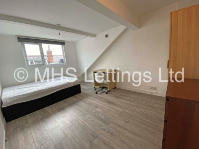 Thumbnail photo of 6 Bedroom Mid Terraced House in 18 Cliff Mount, Leeds, LS6 2HP