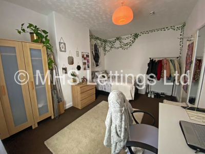 Thumbnail photo of 6 Bedroom Mid Terraced House in 27 Royal Park Terrace, Leeds, LS6 1EX
