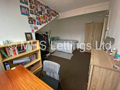 Thumbnail photo of 6 Bedroom Mid Terraced House in 27 Royal Park Terrace, Leeds, LS6 1EX