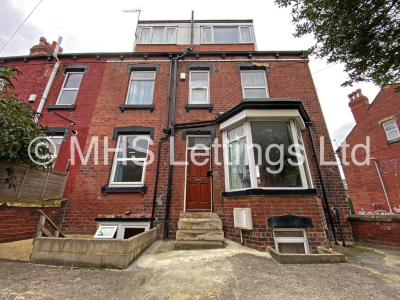 Thumbnail photo of 6 Bedroom Mid Terraced House in 27 Royal Park Terrace, Leeds, LS6 1EX