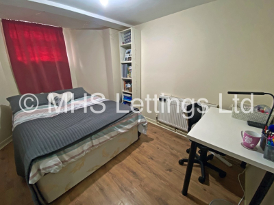 Thumbnail photo of 6 Bedroom Mid Terraced House in 27 Royal Park Terrace, Leeds, LS6 1EX