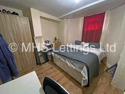 Thumbnail photo of 6 Bedroom Mid Terraced House in 27 Royal Park Terrace, Leeds, LS6 1EX