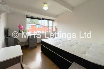 Thumbnail photo of 8 Bedroom Mid Terraced House in 43 Manor Drive, Leeds, LS6 1DD