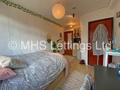 Thumbnail photo of 8 Bedroom Mid Terraced House in 44 Manor Drive, Leeds, LS6 1DD
