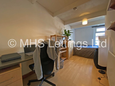 Thumbnail photo of 8 Bedroom Mid Terraced House in 44 Manor Drive, Leeds, LS6 1DD