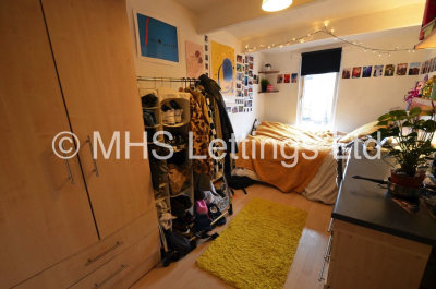 Thumbnail photo of 8 Bedroom Mid Terraced House in 52 Manor Drive, Leeds, LS6 1DD