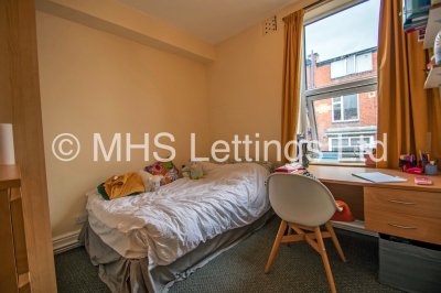 Thumbnail photo of 7 Bedroom Mid Terraced House in 75 Richmond Avenue, Leeds, LS6 1DB