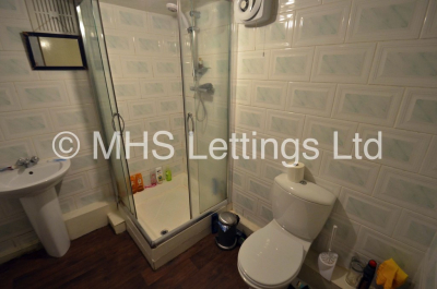 Thumbnail photo of 7 Bedroom Mid Terraced House in 13 Chestnut Avenue, Leeds, LS6 1AZ