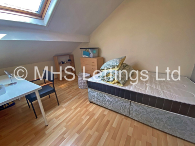 Thumbnail photo of 8 Bedroom Mid Terraced House in 60 Brudenell Mount, Leeds, LS6 1HS