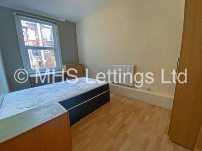 Thumbnail photo of 8 Bedroom Mid Terraced House in 60 Brudenell Mount, Leeds, LS6 1HS