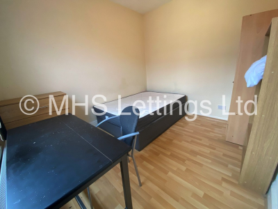 Thumbnail photo of 8 Bedroom Mid Terraced House in 60 Brudenell Mount, Leeds, LS6 1HS