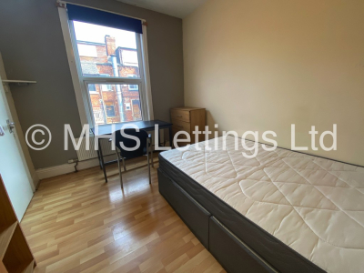 Thumbnail photo of 8 Bedroom Mid Terraced House in 60 Brudenell Mount, Leeds, LS6 1HS