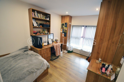 Thumbnail photo of 3 Bedroom Flat in Flat B, 203 Belle Vue Road, Leeds, LS3 1HG