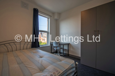 Thumbnail photo of 5 Bedroom Mid Terraced House in 14 Royal Park Grove, Leeds, LS6 1HQ