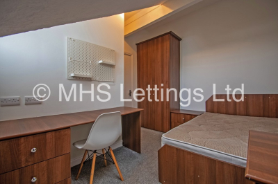 Thumbnail photo of 5 Bedroom Mid Terraced House in 28 Beechwood Mount, Leeds, LS4 2NQ