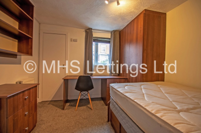 Thumbnail photo of 5 Bedroom Mid Terraced House in 28 Beechwood Mount, Leeds, LS4 2NQ