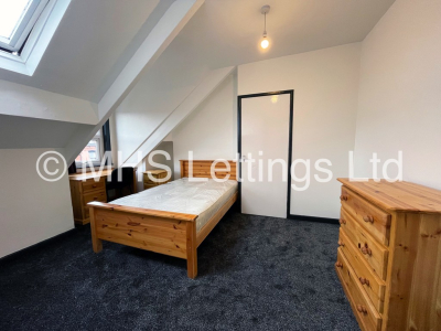 Thumbnail photo of 5 Bedroom Mid Terraced House in 11 Brudenell Street, Leeds, LS6 1HJ