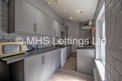 Thumbnail photo of 7 Bedroom Mid Terraced House in 29 Norwood Road, Leeds, LS6 1DZ