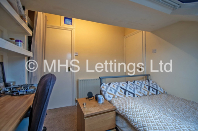 Thumbnail photo of 5 Bedroom Mid Terraced House in 26 Norwood Place, Leeds, LS6 1DY