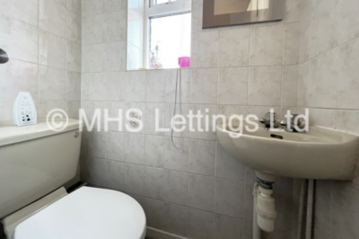 Thumbnail photo of 5 Bedroom Ground Floor Flat in Flat 17, Welton Road, Leeds, LS6 1EE