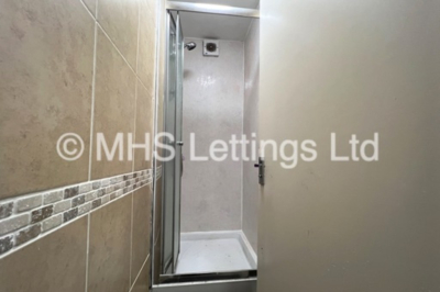 Thumbnail photo of 5 Bedroom Ground Floor Flat in Flat 17, Welton Road, Leeds, LS6 1EE