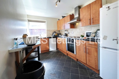 Thumbnail photo of 5 Bedroom Ground Floor Flat in Flat 17, Welton Road, Leeds, LS6 1EE