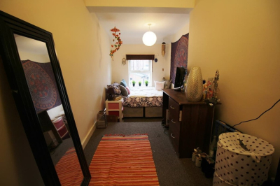 Thumbnail photo of 6 Bedroom Mid Terraced House in 7a Cross Chapel Street, Leeds, LS6 3JE