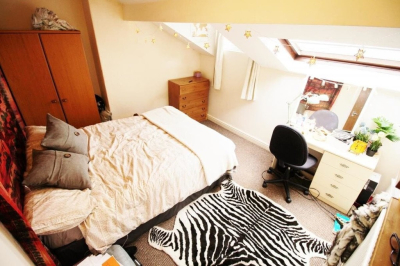 Thumbnail photo of 6 Bedroom Mid Terraced House in 42 Ash Grove, Leeds, LS6 1AY