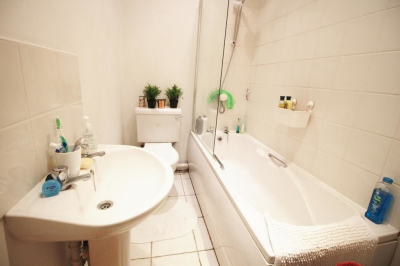 Thumbnail photo of 6 Bedroom Mid Terraced House in 3 Claremont View, Leeds, LS3 1AU