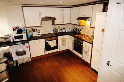 Thumbnail photo of 8 Bedroom Mid Terraced House in 26 Regent Park Terrace, Leeds, LS6 2AX