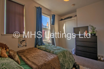 Thumbnail photo of 5 Bedroom Mid Terraced House in 19 Welton Place, Leeds, LS6 1EW