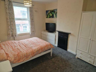 Thumbnail photo of 2 Bedroom Mid Terraced House in 35 Harold Mount, Leeds, LS6 1PW