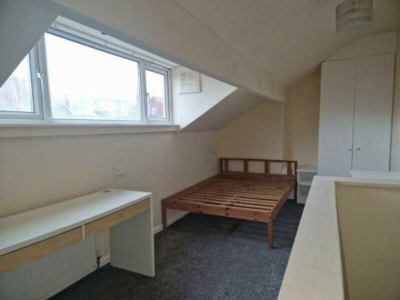 Thumbnail photo of 2 Bedroom Mid Terraced House in 35 Harold Mount, Leeds, LS6 1PW