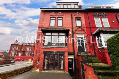 Thumbnail photo of 4 Bedroom Mid Terraced House in 1 Wrangthorn Place, Leeds, LS6 1HB