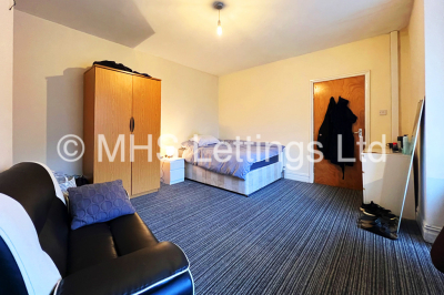 Thumbnail photo of 4 Bedroom Mid Terraced House in 1 Wrangthorn Place, Leeds, LS6 1HB