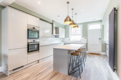Thumbnail photo of 6 Bedroom Mid Terraced House in 33 Headingley Avenue, Leeds, LS6 3ER