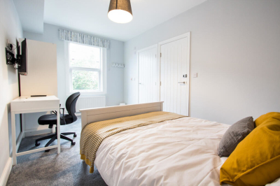 Thumbnail photo of 6 Bedroom Mid Terraced House in 33 Headingley Avenue, Leeds, LS6 3ER