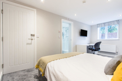Thumbnail photo of 6 Bedroom Mid Terraced House in 33 Headingley Avenue, Leeds, LS6 3ER