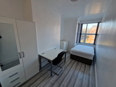 Thumbnail photo of 8 Bedroom Mid Terraced House in 121 Brudenell Road, Leeds, LS6 1JD