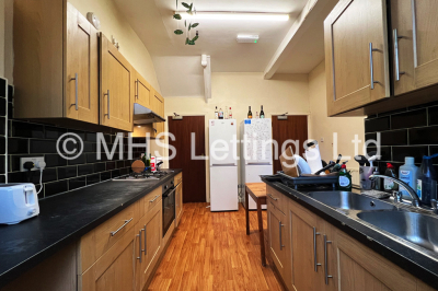 Thumbnail photo of 8 Bedroom Mid Terraced House in 37 Regent Park Terrace, Leeds, LS6 2AX