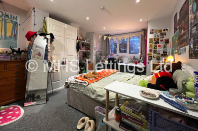 Thumbnail photo of 6 Bedroom Mid Terraced House in 21 Brudenell View, Leeds, LS6 1HG