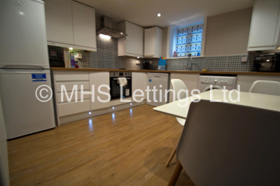 Thumbnail photo of 5 Bedroom Mid Terraced House in 4 School View, Leeds, LS6 1EN