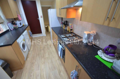 Thumbnail photo of 7 Bedroom Mid Terraced House in 10 Manor Drive, Leeds, LS6 1DE