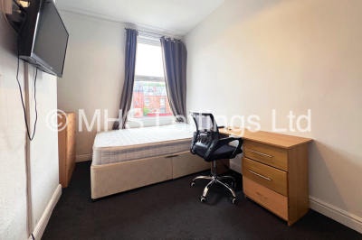Thumbnail photo of 6 Bedroom Mid Terraced House in 5 Norwood Terrace, Leeds, LS6 1EA