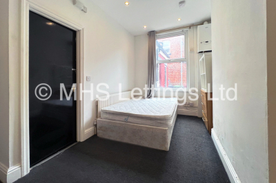 Thumbnail photo of 6 Bedroom Mid Terraced House in 5 Norwood Terrace, Leeds, LS6 1EA