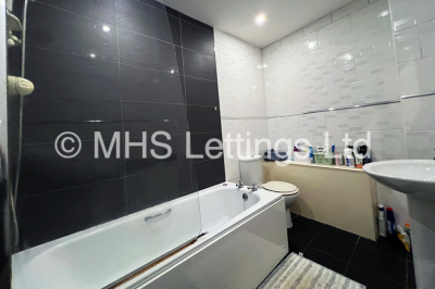 Thumbnail photo of 8 Bedroom Mid Terraced House in 11 Regent Park Avenue, Leeds, LS6 2AU