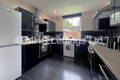 Thumbnail photo of 8 Bedroom Mid Terraced House in 11 Regent Park Avenue, Leeds, LS6 2AU